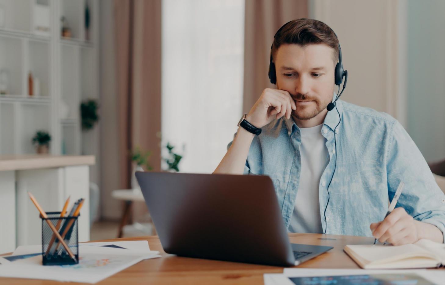 Personne analysant ses finances avec concentration