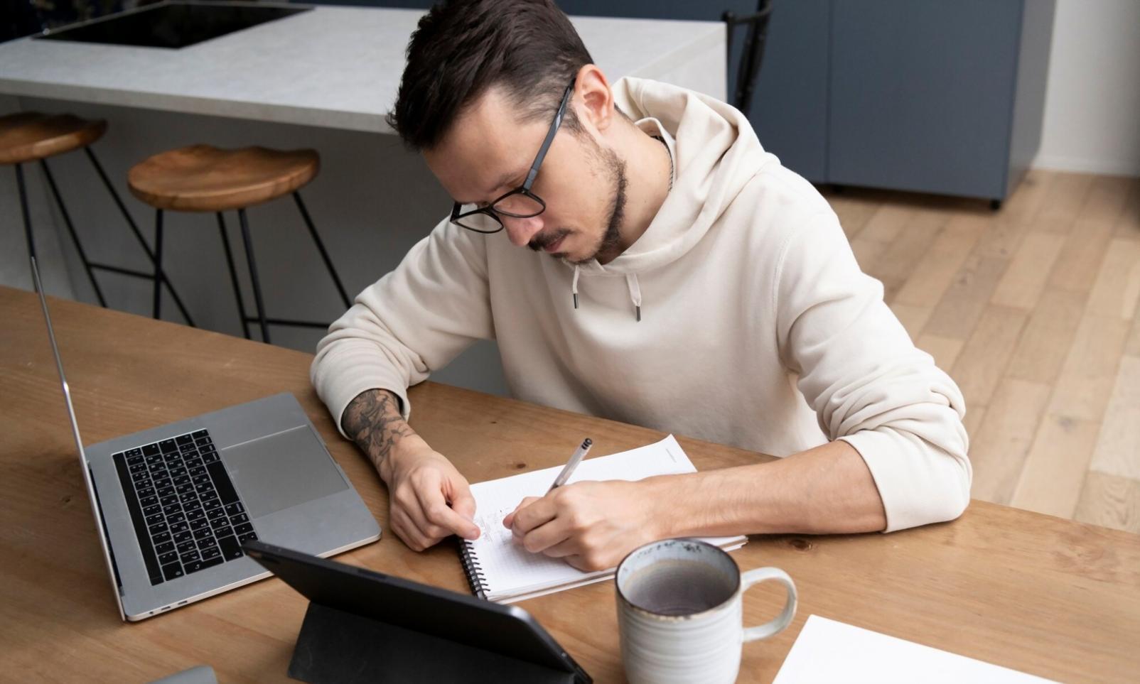 Groupe de participants travaillant ensemble sur des exercices financiers dans un environnement collaboratif