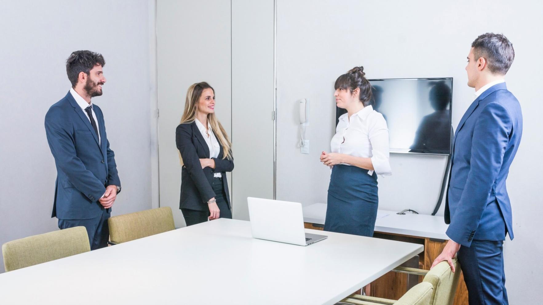 Espace de formation avec tableaux et matériel pédagogique pour les sessions de groupe